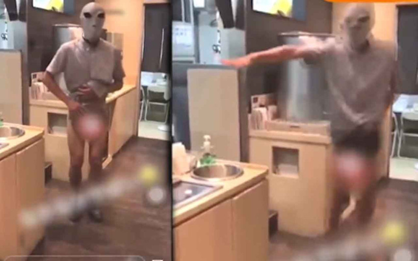 Tepsileri 'cinsel organına' sürdü! Restoranda şok görüntü - Resim: 2