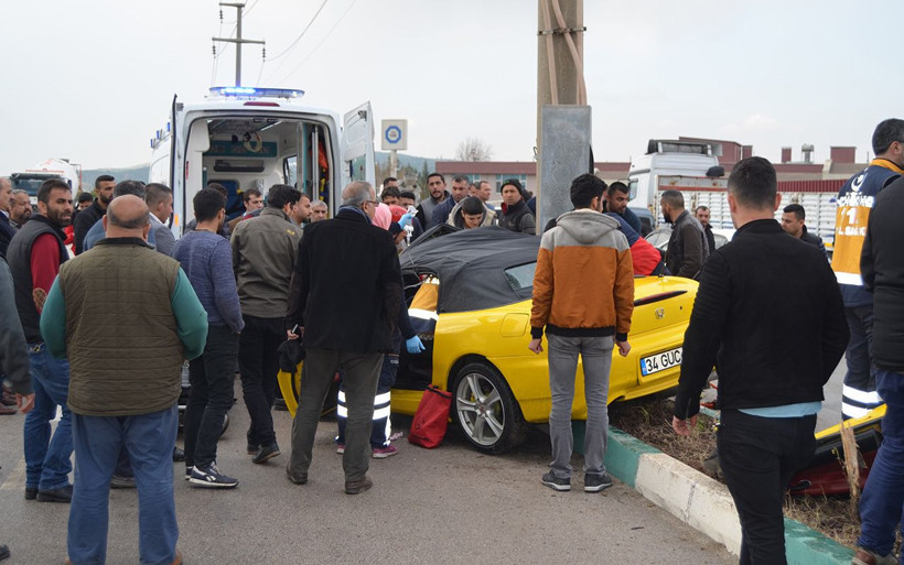 Osmaniye'de kontrolden çıkan otomobil direğe çarptı: 2 yaralı - Resim: 1