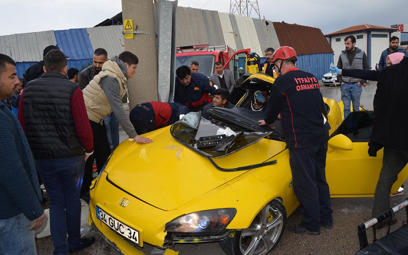 Osmaniye'de kontrolden çıkan otomobil direğe çarptı: 2 yaralı - Resim: 2