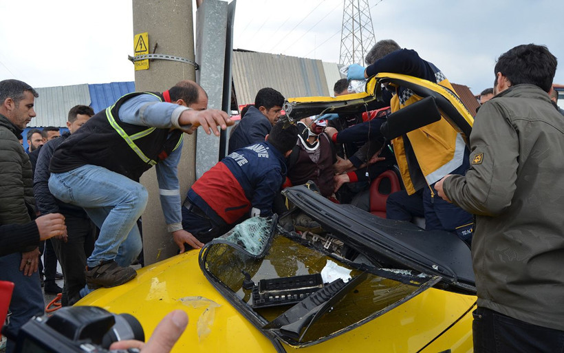 Osmaniye'de kontrolden çıkan otomobil direğe çarptı: 2 yaralı - Resim: 4