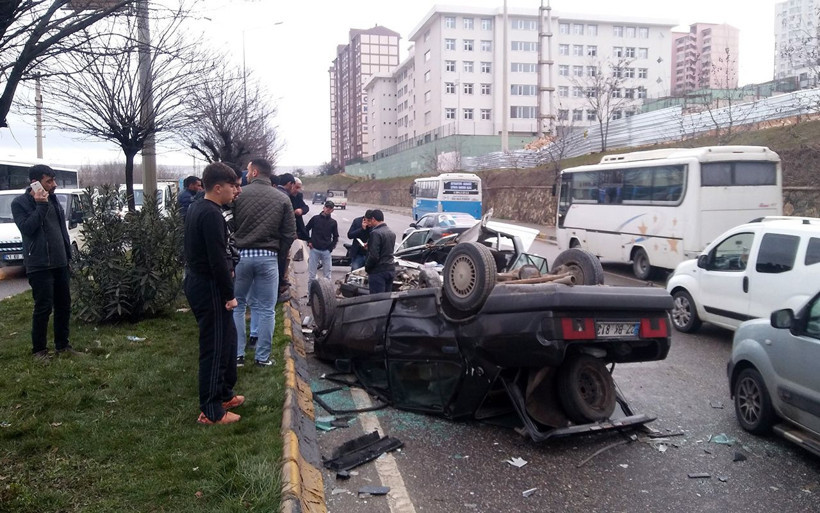 Gaziantep'te akılalmaz kaza: 7 metreden aracın üzerine uçtu! - Resim: 2