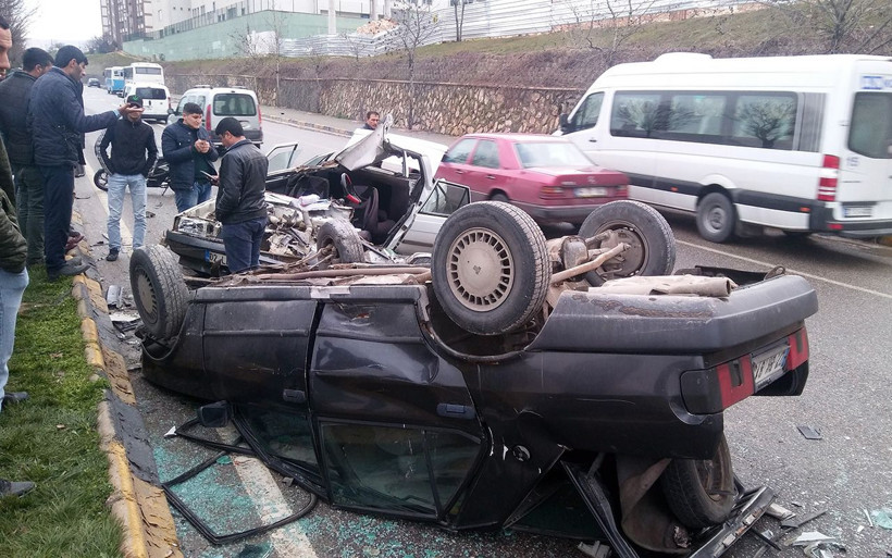 Gaziantep'te akılalmaz kaza: 7 metreden aracın üzerine uçtu! - Resim: 3