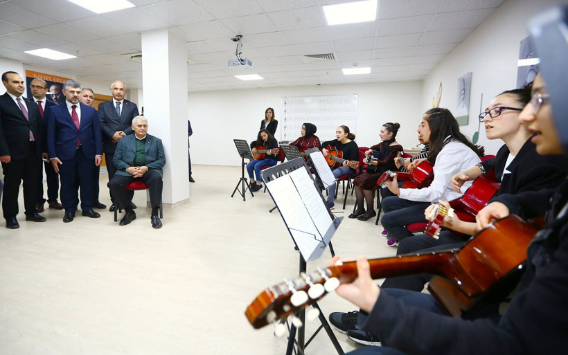 Binali Yıldırım, gençlerin şarkılarına eşlik etti, ders dinledi - Resim: 1