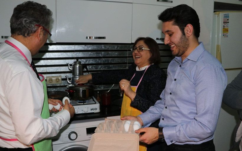 Fatma Şahin anne yemeğini özleyen öğrencilere menemen yaptı - Resim: 4