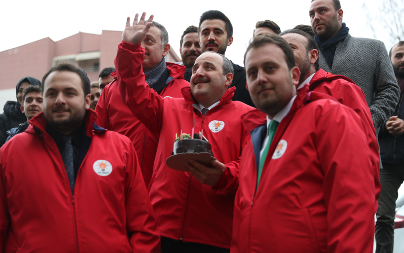 Mustafa Varank'tan öğrencilere çiğ köfte - Resim: 1