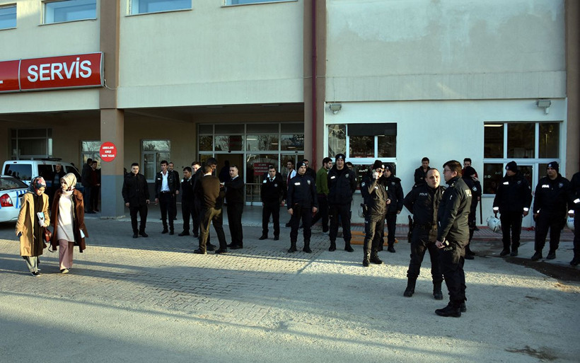 Sivas'ta hastaneyi savaş alanına çevirdiler! - Resim: 1