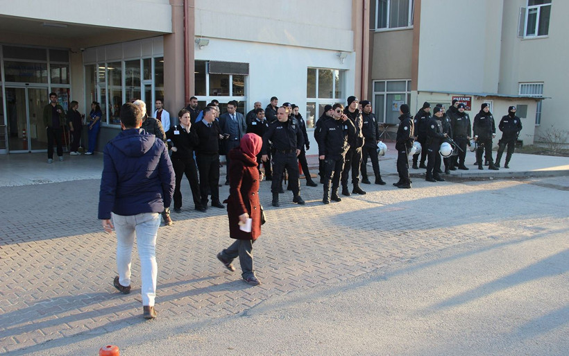 Sivas'ta hastaneyi savaş alanına çevirdiler! - Resim: 2
