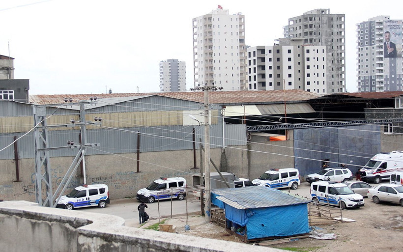 Adana'da çatıda plastik kaplamaya basan bekçinin feci sonu - Resim: 1