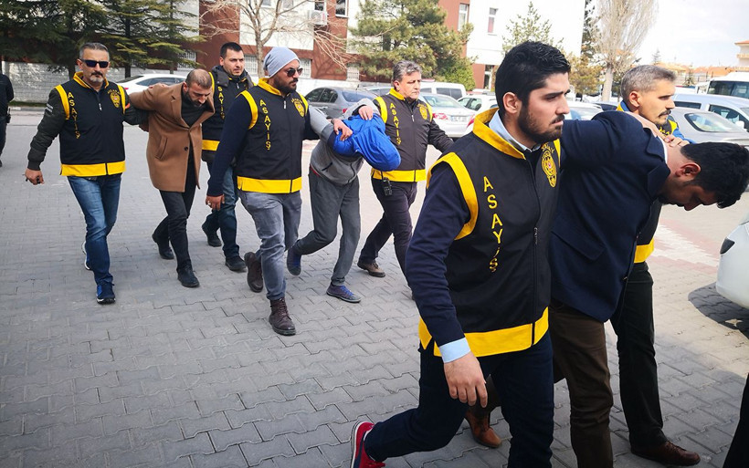 Aksaray'da polise kurşun yağdıran zanlılar barda eğlenirken yakalandı - Resim: 1