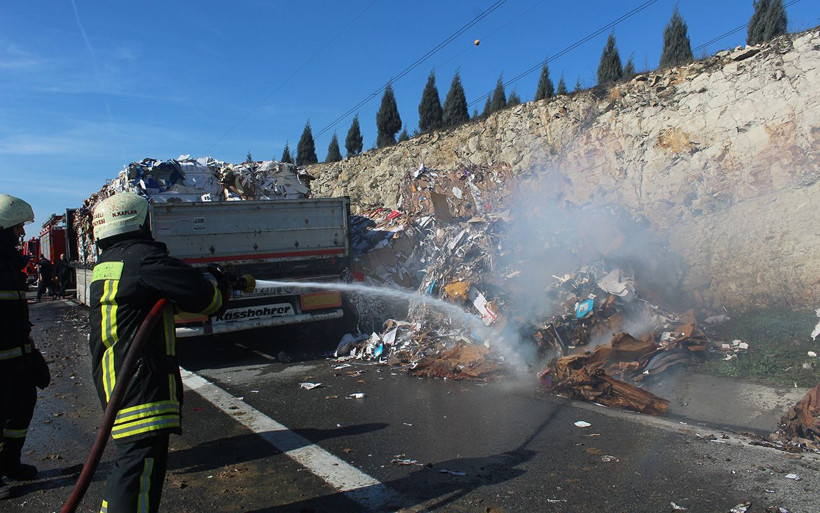 Kocaeli'de alev alev yanan kağıt yüklü TIR, TEM’i trafiğe kapattı - Resim: 3