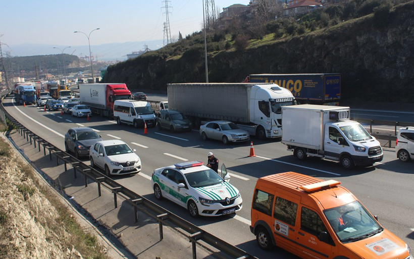 Kocaeli'de alev alev yanan kağıt yüklü TIR, TEM’i trafiğe kapattı - Resim: 4