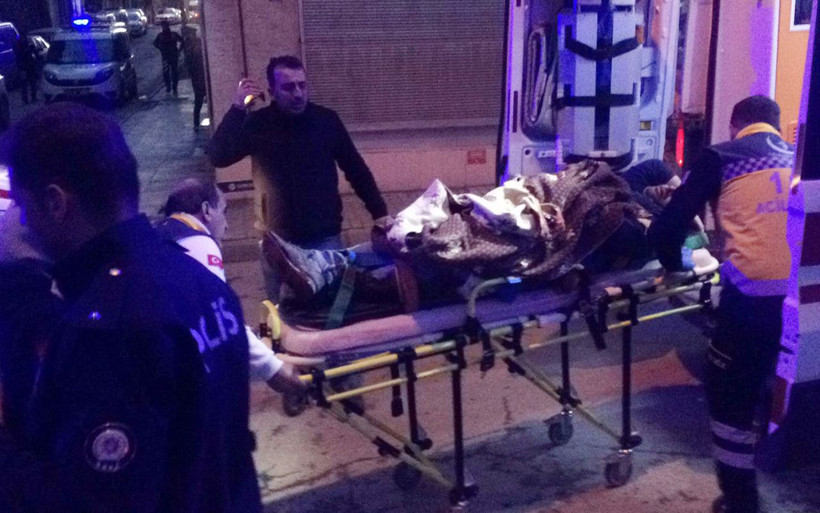 Elazığ'da yufkacıya silahlı ve bıçaklı saldırı: 4 yaralı - Resim: 1