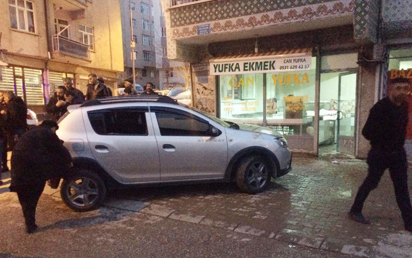 Elazığ'da yufkacıya silahlı ve bıçaklı saldırı: 4 yaralı - Resim: 4