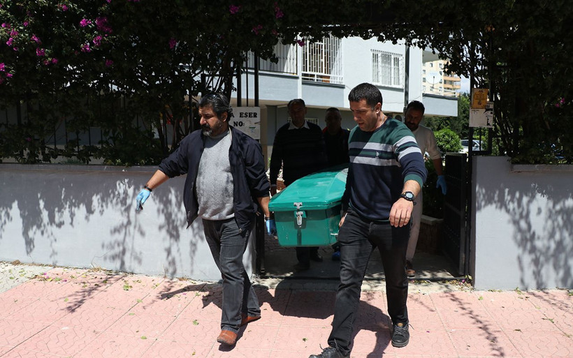 6 yaşındaki kızı buldu kadın öğretmen evinde öldürülmüş halde bulundu - Resim: 1