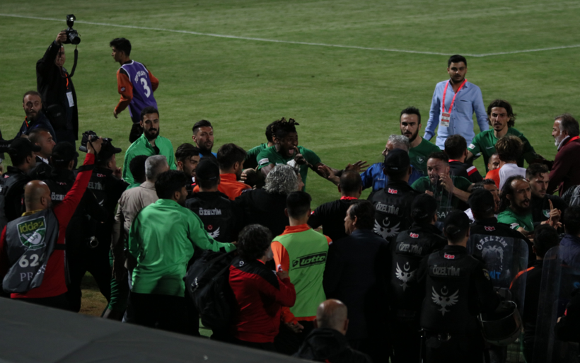 Maç bitti ortalık savaş alanına döndü - Resim: 3