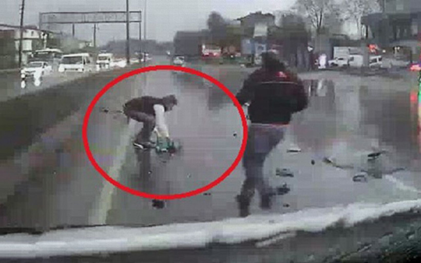 Kocaeli'de kaza yapan kamyonetteki bebek yola fırladı - Resim: 3