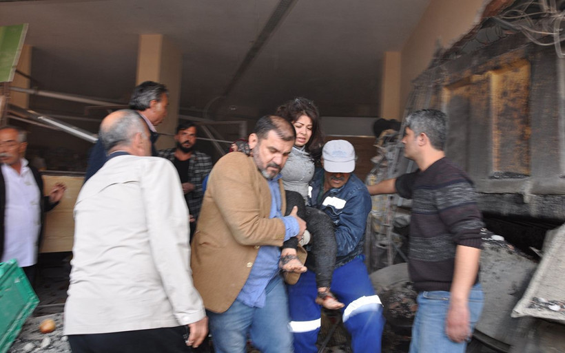 Kahramanmaraş'ta freni boşalan kamyon kuaföre girdi - Resim: 1