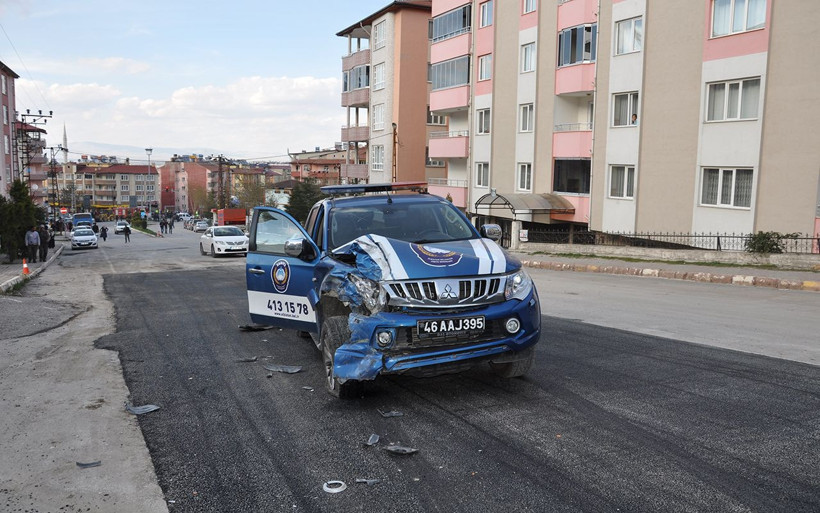 Kahramanmaraş'ta freni boşalan kamyon kuaföre girdi - Resim: 3