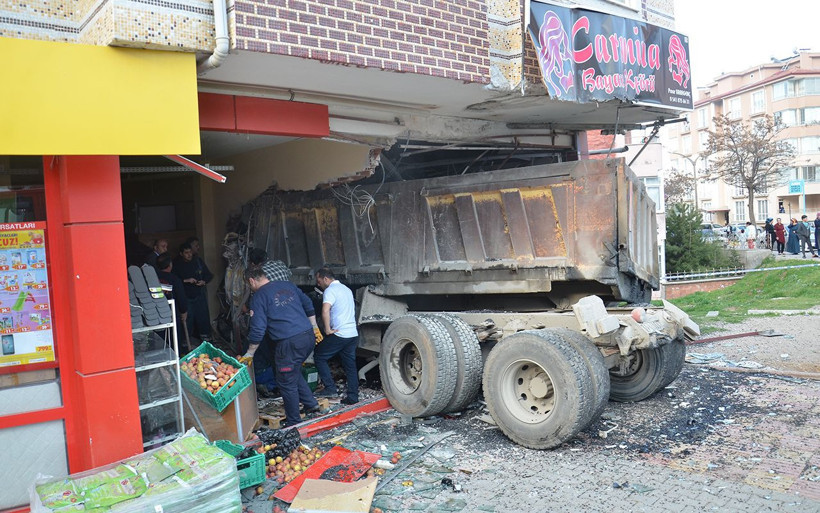 Kahramanmaraş'ta freni boşalan kamyon kuaföre girdi - Resim: 4