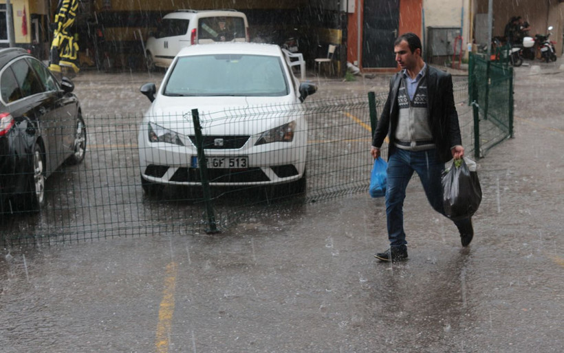 Balıkesir'de aniden başlayan dolu yağışı hayatı felç etti - Resim: 1