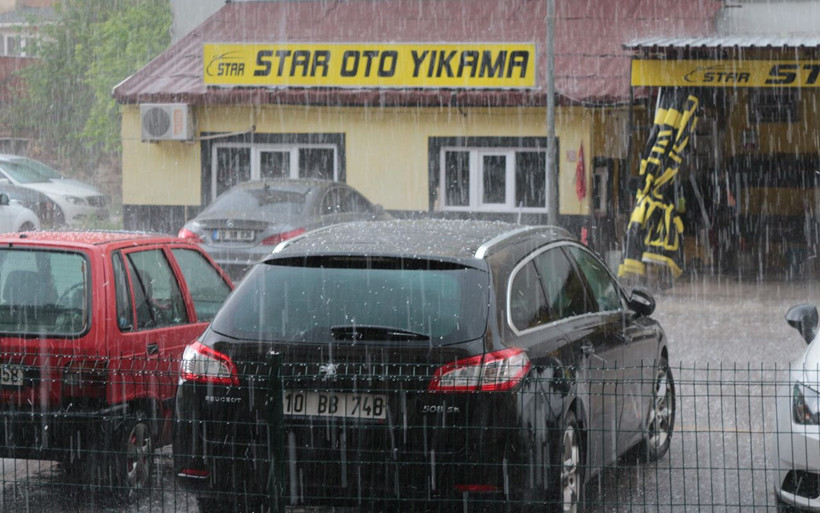 Balıkesir'de aniden başlayan dolu yağışı hayatı felç etti - Resim: 2