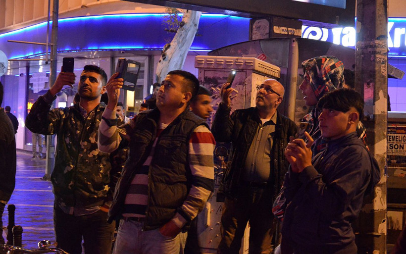 Adana'da pencereye çıkan kadını görenler cep telefonuna sarıldı - Resim: 3