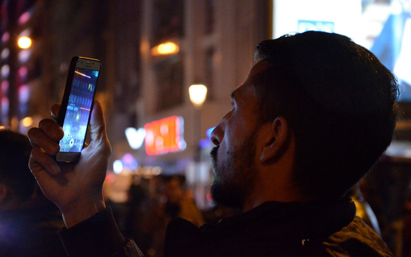 Adana'da pencereye çıkan kadını görenler cep telefonuna sarıldı - Resim: 4