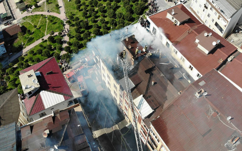 Esenyurt'ta korkutan çatı yangını havadan görüntülendi - Resim: 3