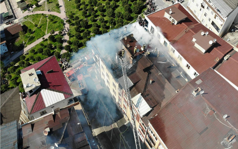 Esenyurt'ta korkutan çatı yangını havadan görüntülendi - Resim: 4
