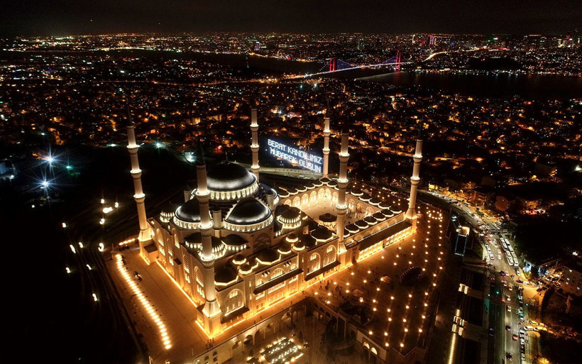 İstanbullular Berat Kandilinde camilere akın etti - Resim: 1