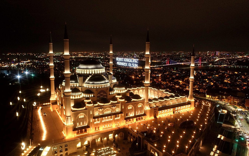 İstanbullular Berat Kandilinde camilere akın etti - Resim: 4