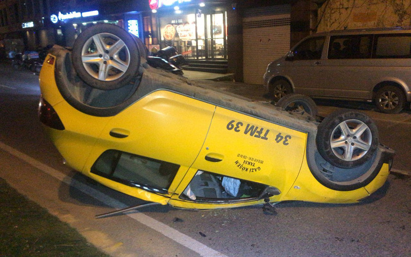 Beyoğlu'nda taksi iki araca çarptıktan sonra takla attı - Resim: 1