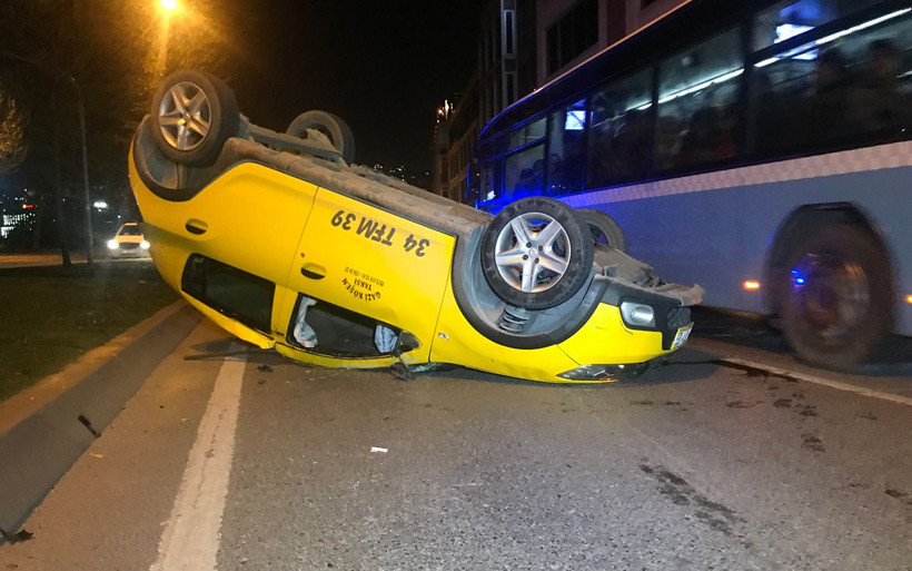 Beyoğlu'nda taksi iki araca çarptıktan sonra takla attı - Resim: 2