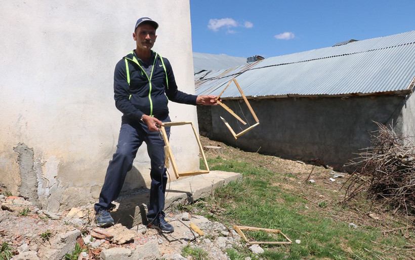 Köylüler çekti Erzincan'da aç kalan ayılar bal aramaya eve girdi - Resim: 4