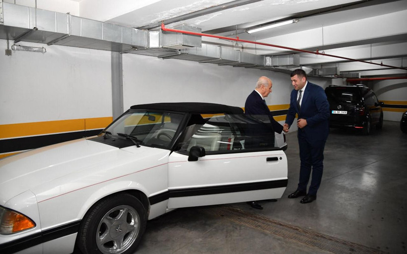 Devlet Bahçeli klasik Mustang aracını Baki Ersoy'a hediye etti - Resim: 2