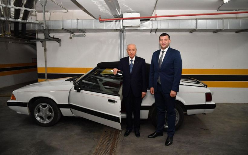 Devlet Bahçeli klasik Mustang aracını Baki Ersoy'a hediye etti - Resim: 4