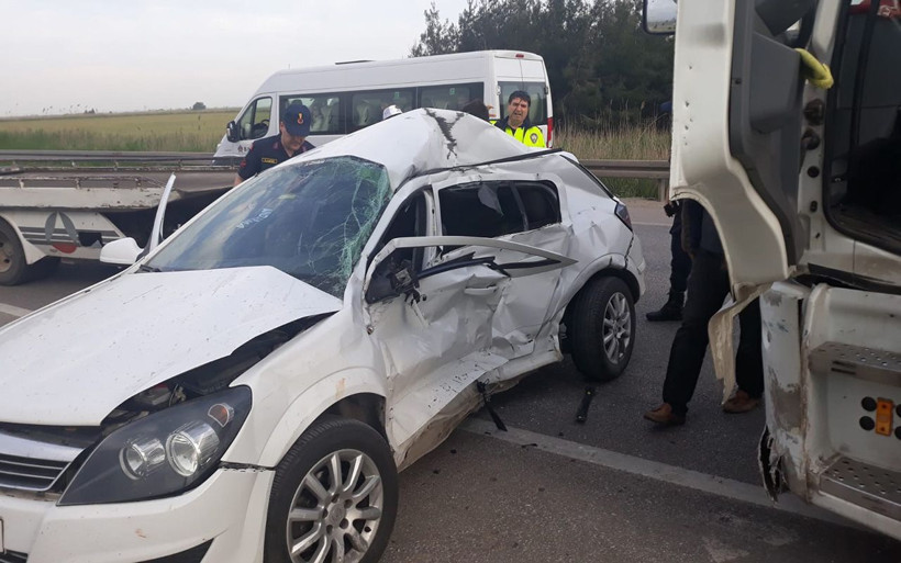 Bursa'da kırmızı ışıkta geçen kamyon otomobili biçti 1 ölü 1 yaralı - Resim: 1