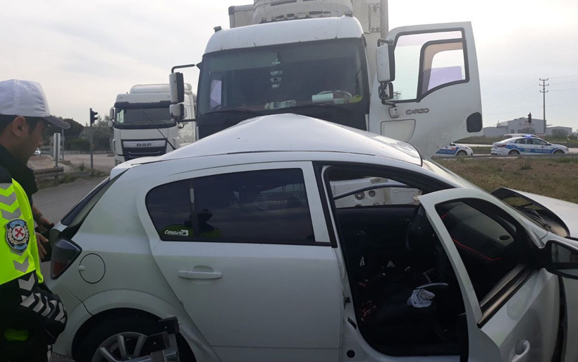 Bursa'da kırmızı ışıkta geçen kamyon otomobili biçti 1 ölü 1 yaralı - Resim: 2