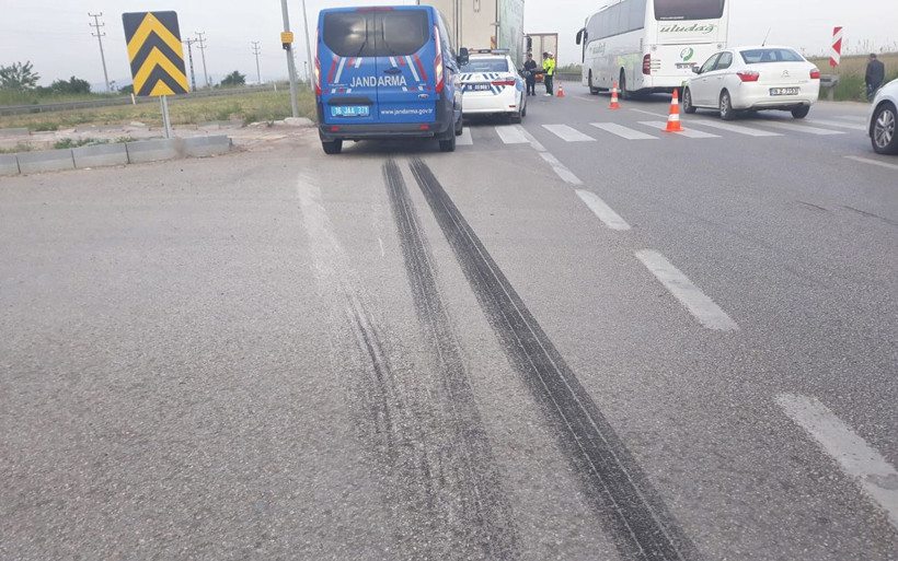 Bursa'da kırmızı ışıkta geçen kamyon otomobili biçti 1 ölü 1 yaralı - Resim: 3