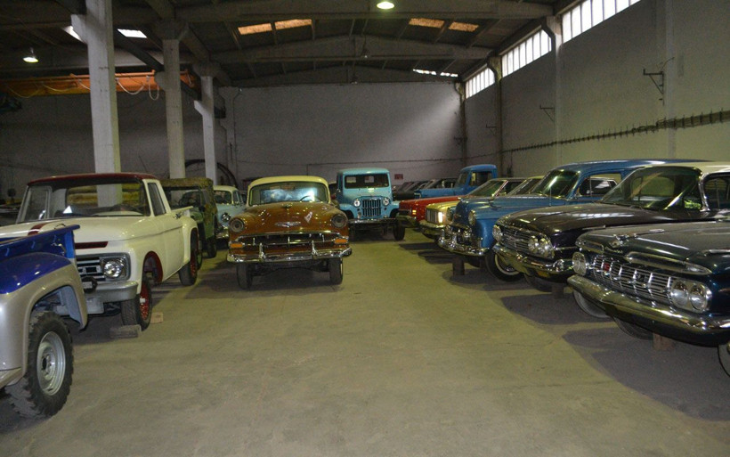 Bursa'da koleksiyoncu iş adamı 45 klasik aracından 6'sını satışa çıkardı - Resim: 1