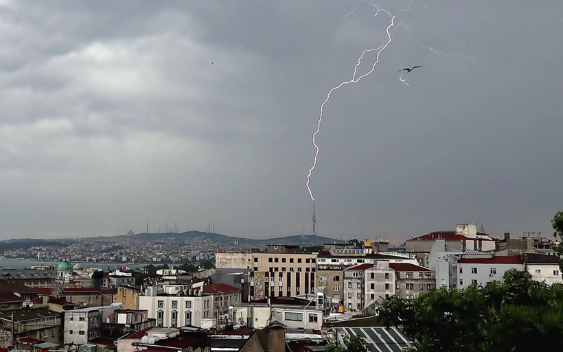 Çamlıca'ya yıldırım işte böyle düştü - Resim: 2