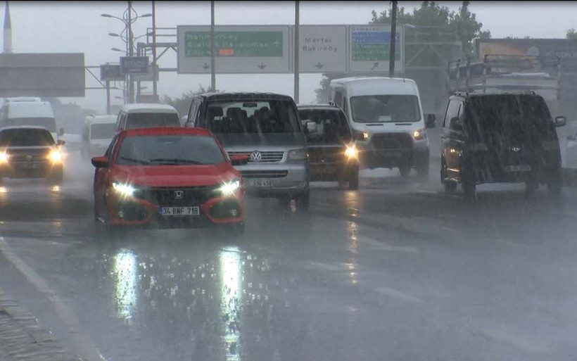 Fatih'te vatandaş sağanak yağmura hazırlıksız yakalandı - Resim: 4