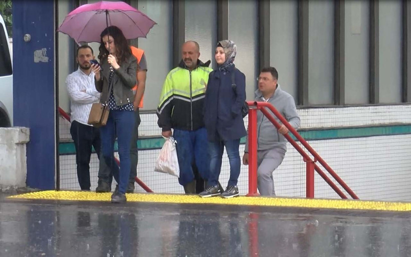 Fatih'te vatandaş sağanak yağmura hazırlıksız yakalandı - Resim: 1