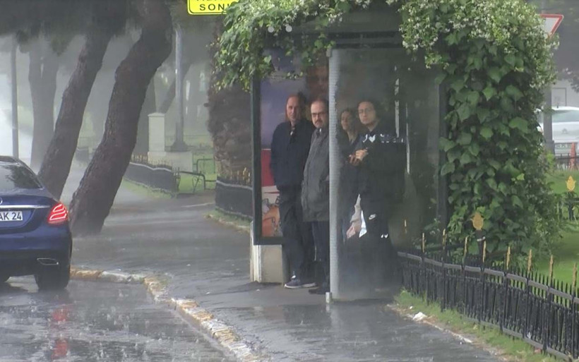 Fatih'te vatandaş sağanak yağmura hazırlıksız yakalandı - Resim: 2