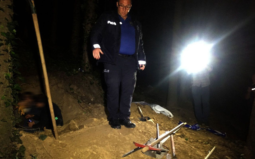 Kaçak define avcısı yakalandığı anda öyle bir şey yaptı ki Polis şaşkına döndü - Resim: 1