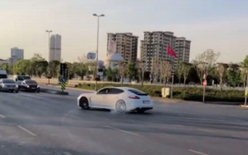 İstanbul Pendik'te lüks aracıyla drift yapan sürücü yakalandı - Resim: 1