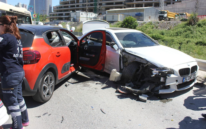 İstanbul Ümraniye'de polisten kaçan şüpheliler kaza yaptı - Resim: 3