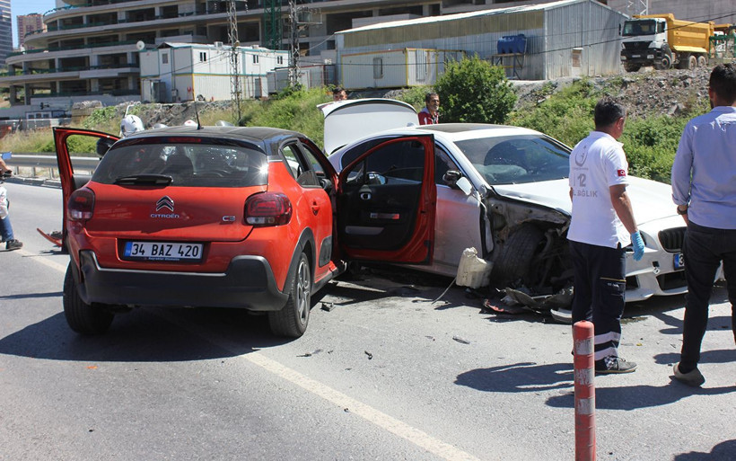 İstanbul Ümraniye'de polisten kaçan şüpheliler kaza yaptı - Resim: 4