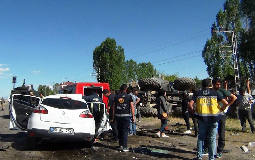 Van'da otomobille iş makinesi çarpıştı 3 ölü 6 yaralı - Resim: 1