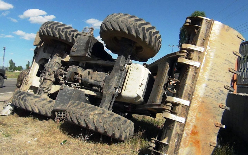 Van'da otomobille iş makinesi çarpıştı 3 ölü 6 yaralı - Resim: 2